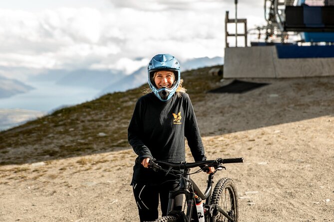 Lake Dunstan Cycleway Bike Rental With Return Luxury Shuttle - Cliffside views and the engineering behind the trail