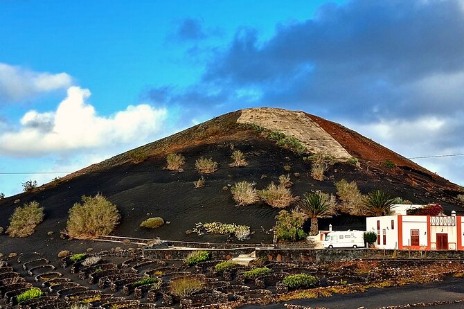 Lanzarote E-Bike Tour: Volcano Craters & Scenic Vineyards - Why the guide makes a difference