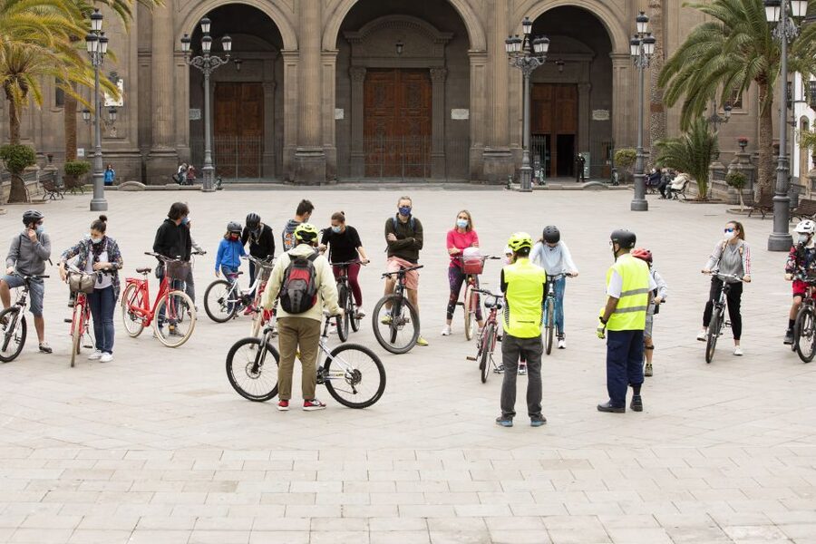 Las Palmas de Gran Canaria: Guided City Tour by Bike - Meeting at the Poema del Mar Aquarium