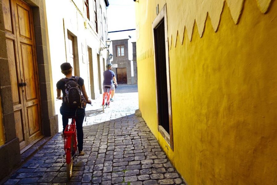 Las Palmas de Gran Canaria: Guided City Tour by Bike - Plaza de España and the present-day city center