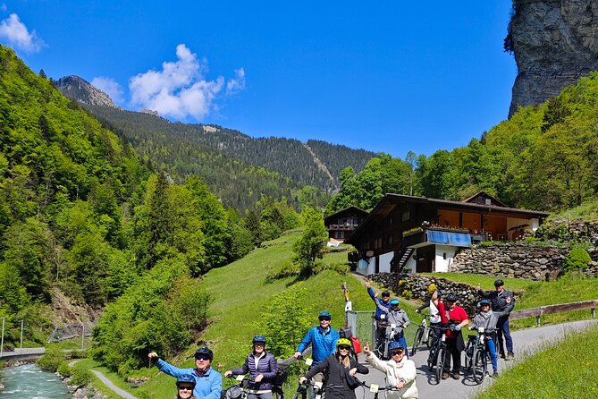 Lauterbrunnen Valley Waterfalls E-bike Tour with Swiss Picnic - The return route and the final lakeside stop
