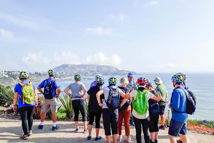 Lima Bike Tour: La Costa Verde & Jesus Statue in Chorrillos - Barranco, murals, and the Bridge of Sighs