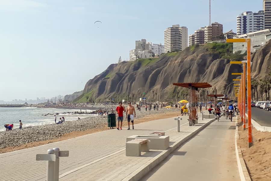 Lima Bike Tour: La Costa Verde & Jesus Statue in Chorrillos - Riding into Chorrillos
