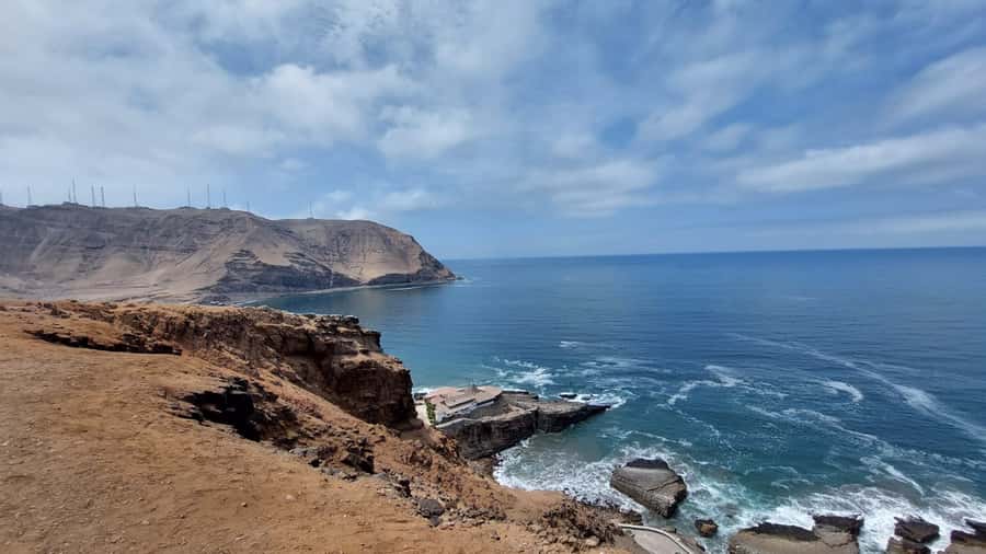 Lima Bike Tour: La Costa Verde & Jesus Statue in Chorrillos - Cruising downhill and taking a break
