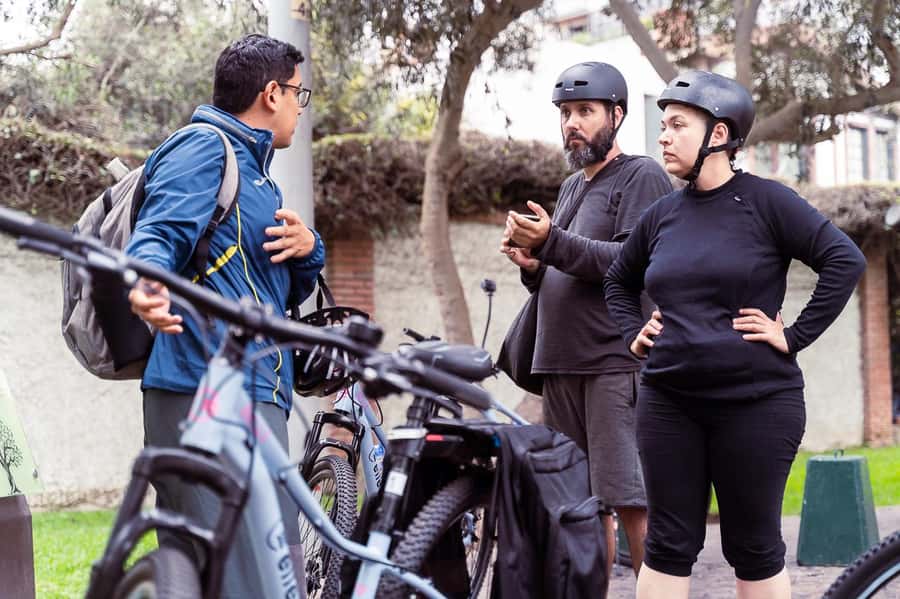 Lima: City biking - Miraflores from streets to the boardwalk