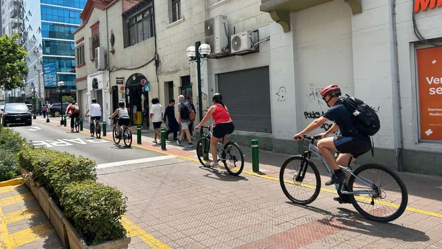Lima: Sightseeing Bike Tour with Food and Drink Tastings - Miraflores and the Malecón