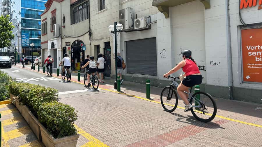 Lima: Sightseeing Bike Tour with Food and Drink Tastings - Chicha morada and empanadas at BuenaVista Cafe