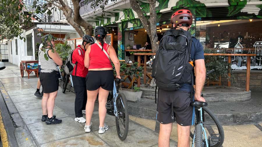 Lima: Sightseeing Bike Tour with Food and Drink Tastings - Surquillo market and local fruit
