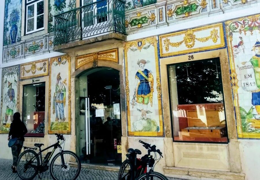 Lisbon: 7 Hills Panoramic Guided Tour by E-Bike - Alfama by e-bike