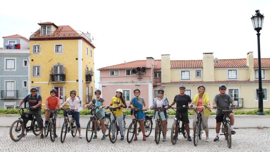 Lisbon: Hills, Alfama, and Mouraria Tour by Electric Bike - Graça and the climb to Senhora do Monte