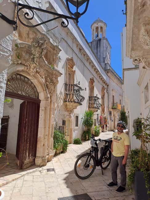 Locorotondo & Martina Franca: Guided e-bike loop tour - Quiet roads through trulli and vineyards