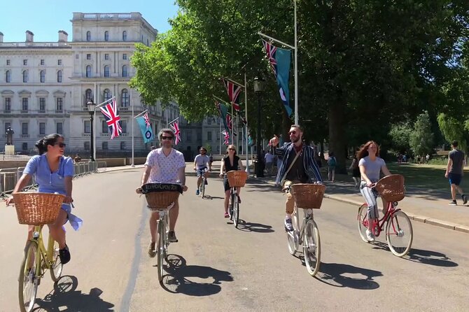 London Bike Tour: Landmarks, Secret Gems, Pub Stop & Street Art - A pint at the Lamb & Flag