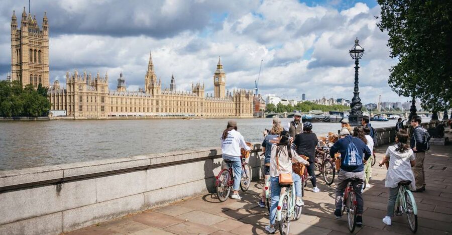London: Landmarks & Secrets Bike Tour with Pub & Street Art - What the guides add to the afternoon