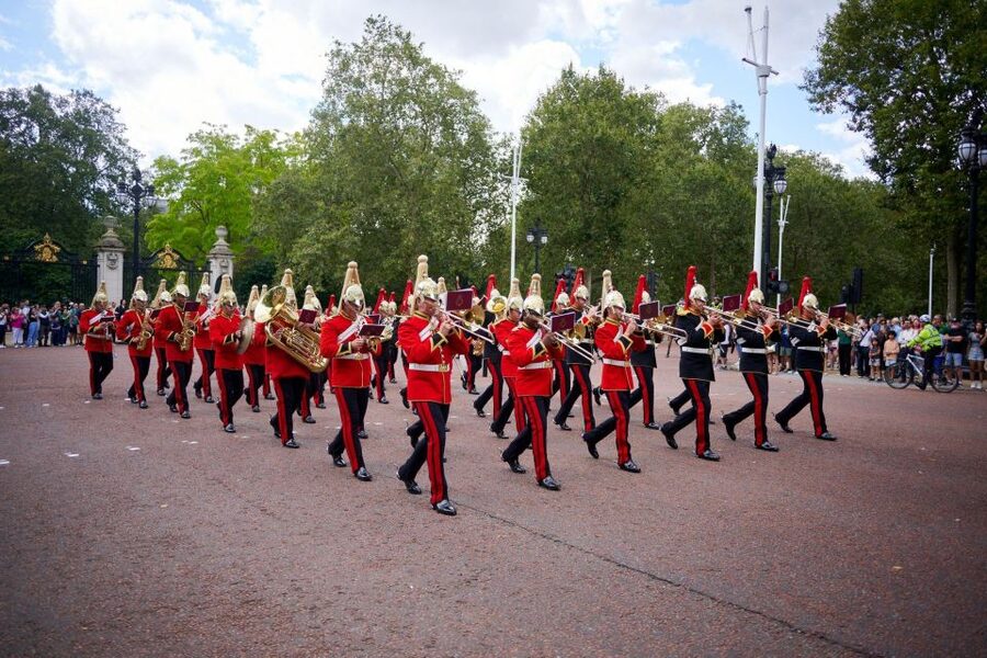 London: Private Family Guided Bike Tour with Childseats - Trafalgar Square and snack time near Admiralty Arch