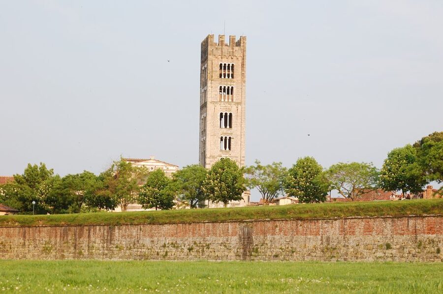 Lucca: E-Bike Rental - Staff help and independent planning