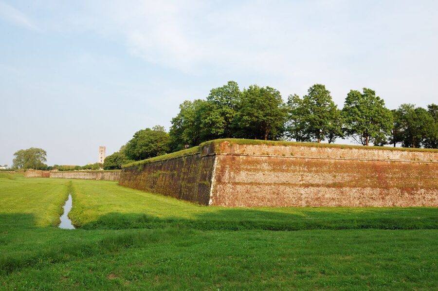 Lucca: Self-Guided Bike Tour to the Wine Roads - Four villas and the road into the hills