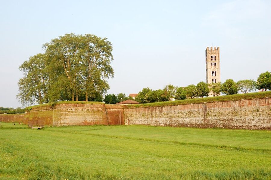 Lucca Sightseeing Tour by E-bike or City bike - Key points at a glance