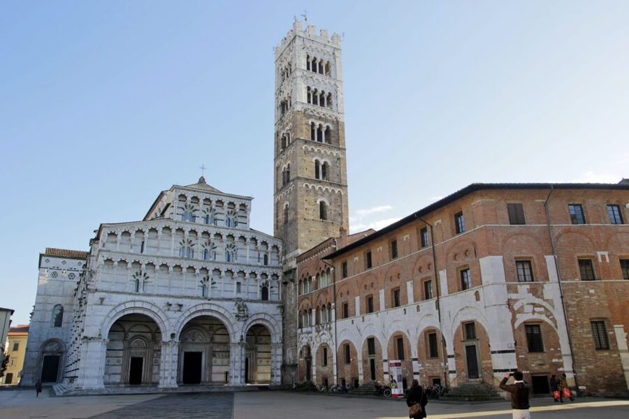 Lucca Sightseeing Tour by E-bike or City bike - Piazza Anfiteatro, an oval Roman footprint