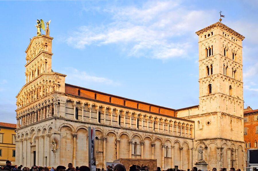 Lucca Sightseeing Tour by E-bike or City bike - San Martino Cathedral, Piazza Napoleone, and Piazza del Giglio