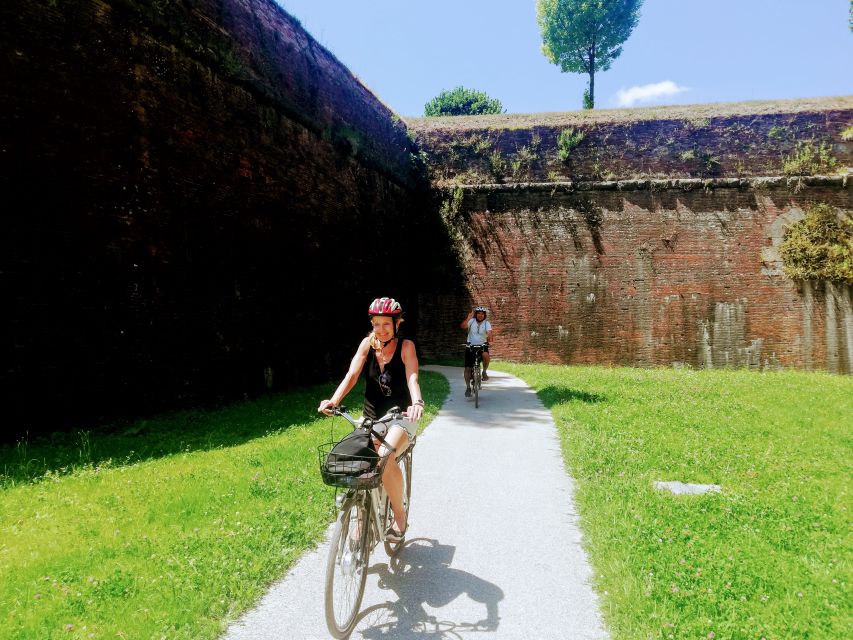 Lucca Sightseeing Tour by E-bike or City bike - Meeting at Piazzale Ricasoli
