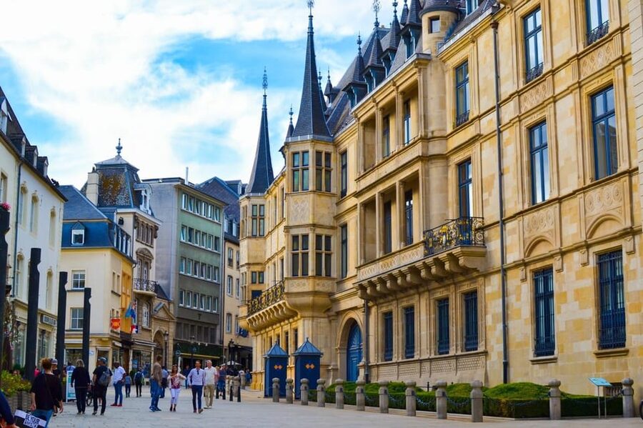 Luxembourg City: The Best of Guided E-Bike Tour in 3 Hours - Pescatore gardens, the city park, and Kinnekswiss