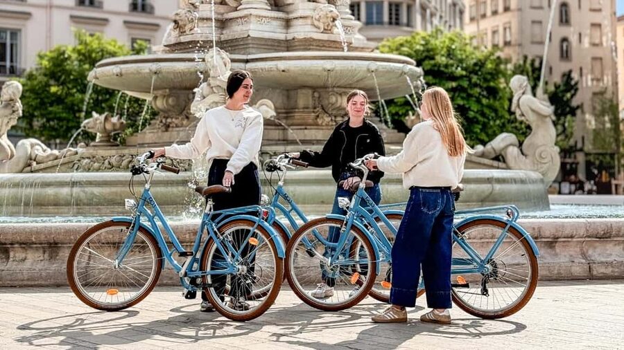 Lyon: Guided City Bike Tour - Tête d’Or Park and the name behind it