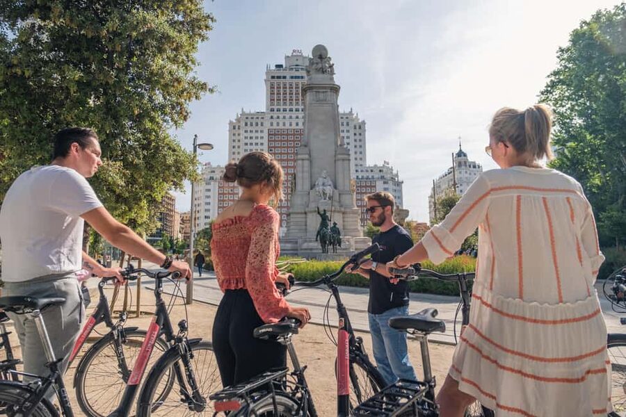 Madrid: 3 h. Guided Highlights Bike Tour with Optional Tapas - Royal Palace and Almudena Cathedral