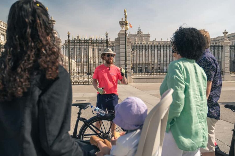 Madrid: 3 h. Guided Highlights Bike Tour with Optional Tapas - Plaza de la Villa and the older city
