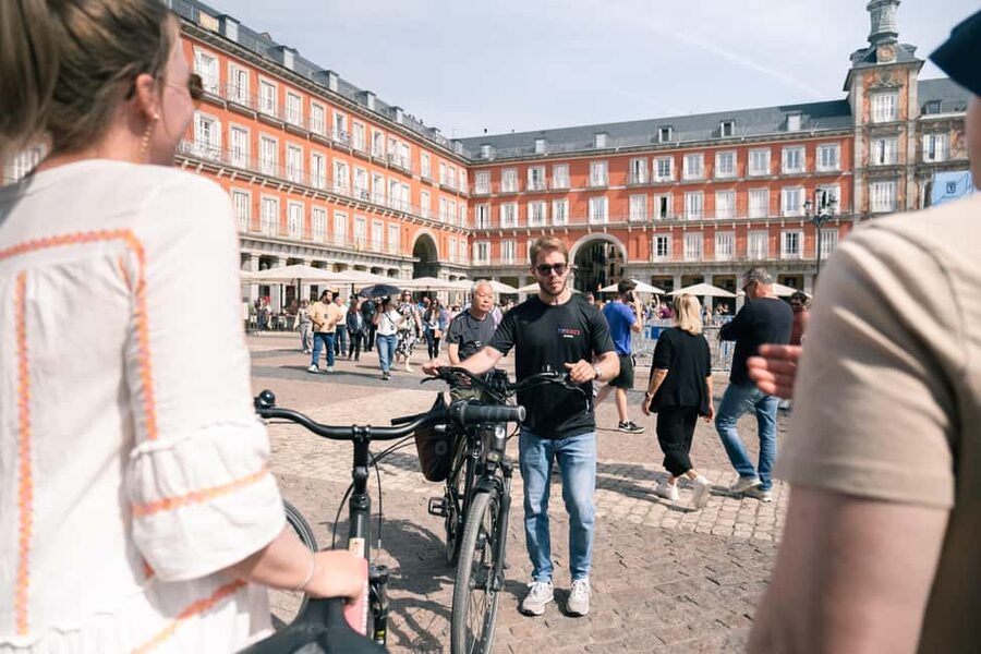 Madrid: 3 h. Guided Highlights Bike Tour with Optional Tapas - CaixaForum and the Prado Museum
