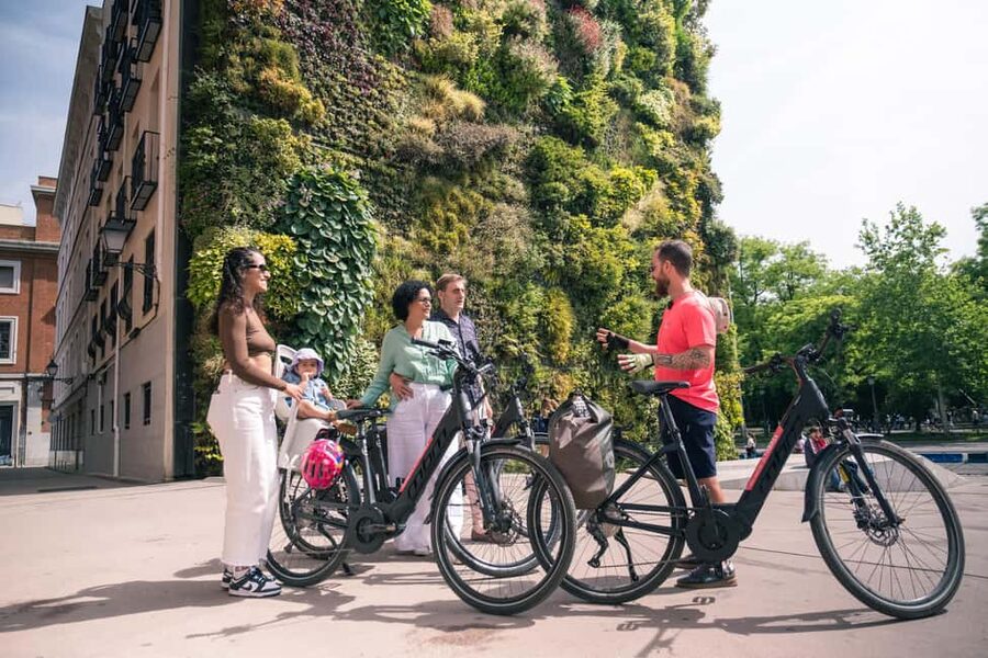 Madrid: 3 h. Guided Highlights Bike Tour with Optional Tapas - The longest stop in Retiro Park