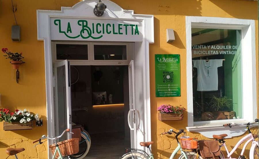 Malaga: Bike Rental for City Discovery Route & Beaches - Starting at La Malagueta on Paseo Reding