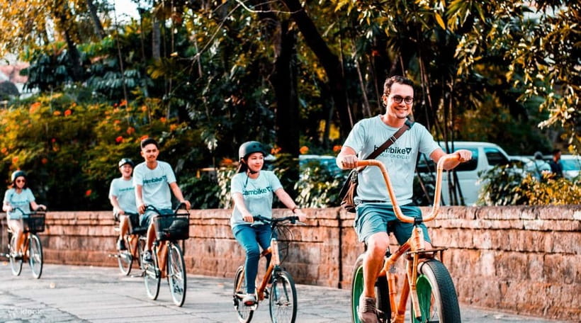Manila: Guided Sunset Bamboo Bike Tour in Intramuros - Casa Manila sets the colonial scene