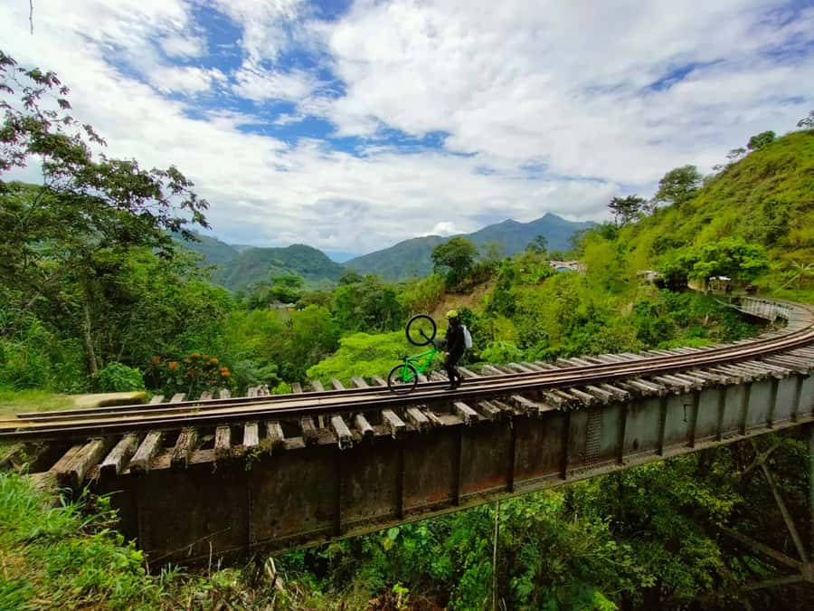 Medellín: Full-Day Mountain Bike Tour with Lunch - Tunnels, bridges, and the story under your wheels