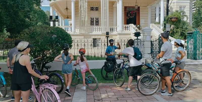 Mérida: Montejo Boulevard and Historic Center bike tour - The ride into the Plaza Grande