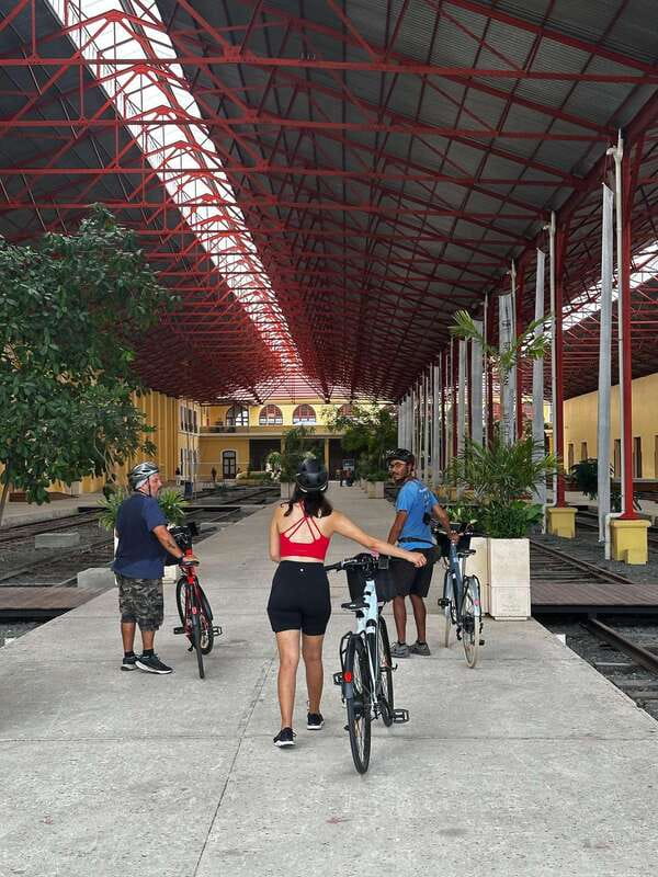 Mérida: The E-bike tour with history and culture - Paseo Montejo and the Monument to the Homeland
