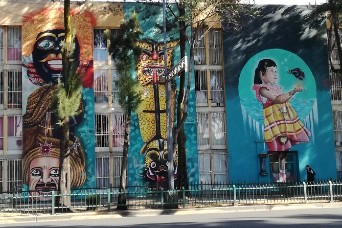 Mexico City: Art Naco, murals & street art bike tour - Guides who add meaning to the murals