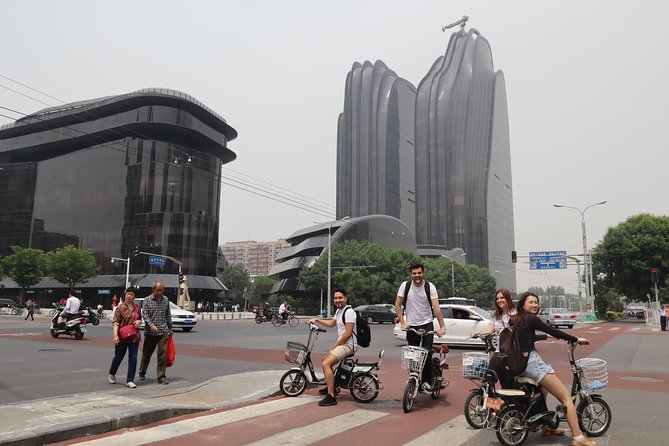 Modern Beijing Discovery by Bike - Sanlitun SOHO and the ride home