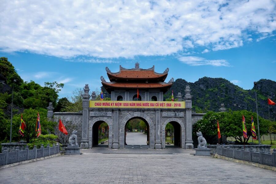Ninh Binh Daily: Hoa Lu, Mua Cave, Tam Coc, Bike & Swimming - A set lunch beside the pool
