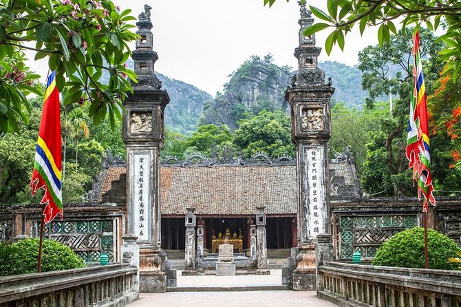 Ninh Binh Full-Day Tour from Hanoi to Hoa Lu, Tam Coc & Mua Cave Via Boat & Bike - Local lunch and what is actually included