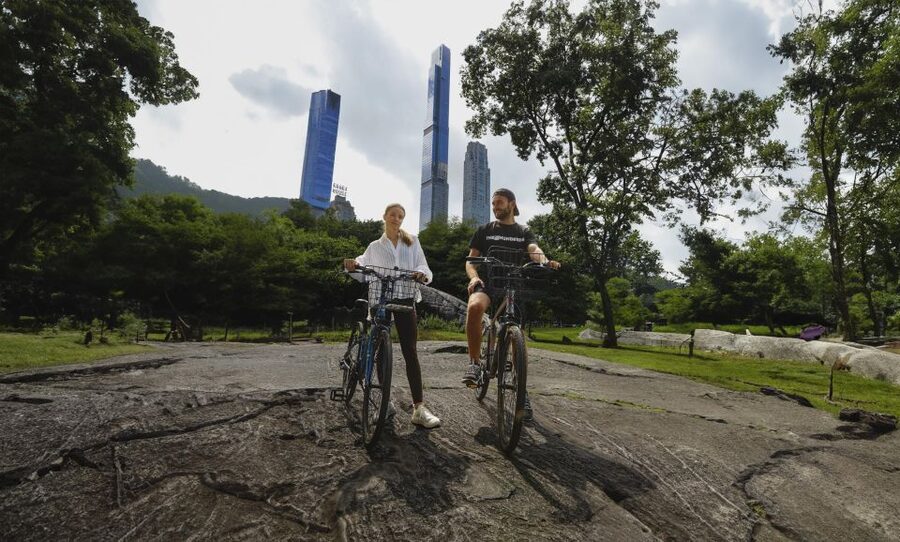 NYC: Central Park Bike Rental - The short ride from the shop to the park