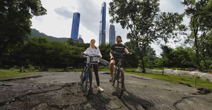 NYC: Central Park Bike Rental - Picking up the bike near Central Park