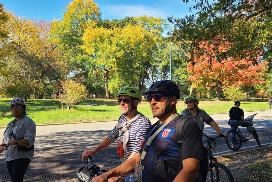 NYC: English or German Central Park Bike Tour & eBike Option - Shakespeare Garden and the park’s quieter side