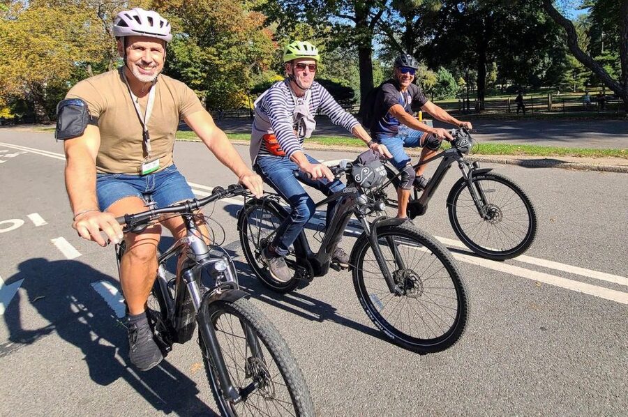 NYC: English or German Central Park Bike Tour & eBike Option - The Jacqueline Kennedy Onassis Reservoir