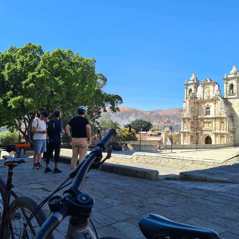 Oaxaca City: Bike Tour with Professional Guide+Art workshop - Panteón General: a thoughtful first stop