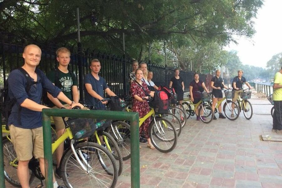 Old Delhi: 3.5-Hour Small-Group Bike Tour with Breakfast - Cycling through Jama Masjid and the Red Fort