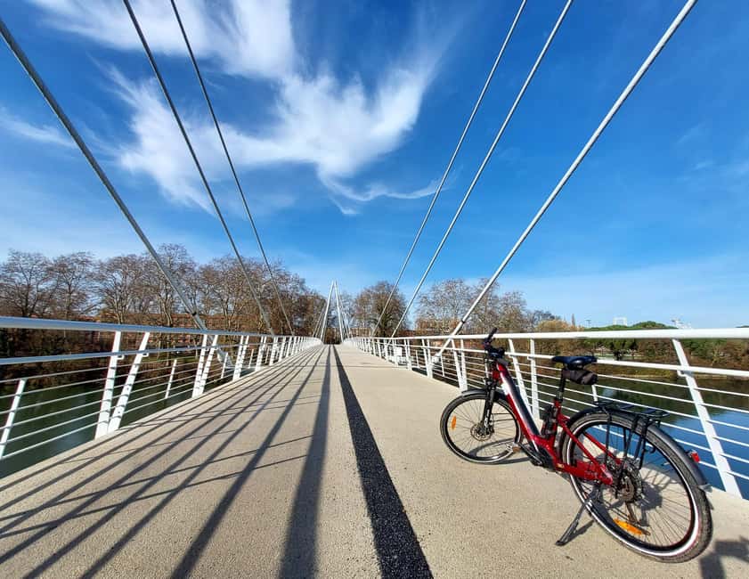 Panoramic Toulouse, e-bike ride, and cable car - Yannick and the small-group advantage