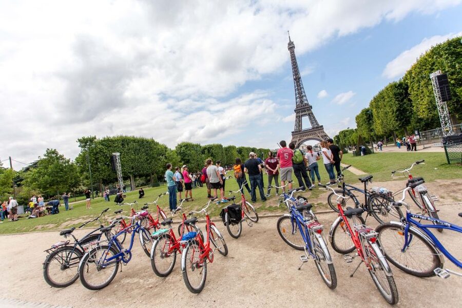 Paris Bike Tour: Eiffel Tower, Place de la Concorde & More - The Eiffel Tower stop and what you actually get