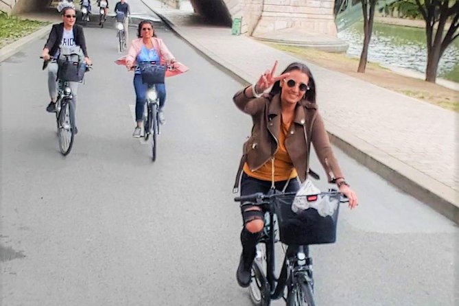 Paris: Charming Nooks and Crannies Bike Tour - Why this bike tour works for seeing everyday Paris