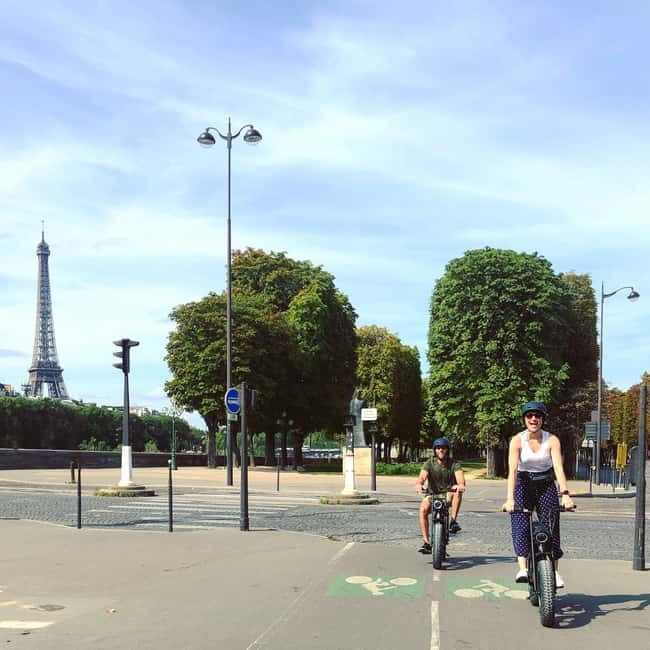Paris: City Highlights Private Electric Bike Tour - What the guide adds to the ride