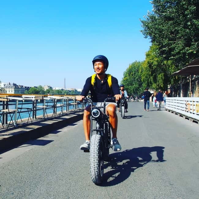 Paris: City Highlights Private Electric Bike Tour - Passing the Eiffel Tower